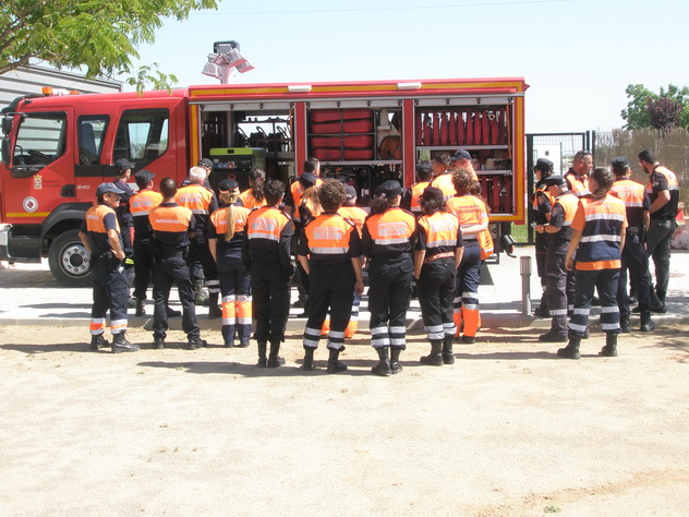La Agrupacin de Voluntarios de Proteccin Civil se forma en inundaciones y accidentes.
